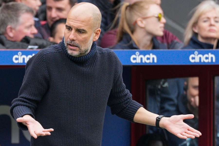 Pep Guardiola, entrenador del Manchester City, reacciona durante el partido contra el Crystal Palace