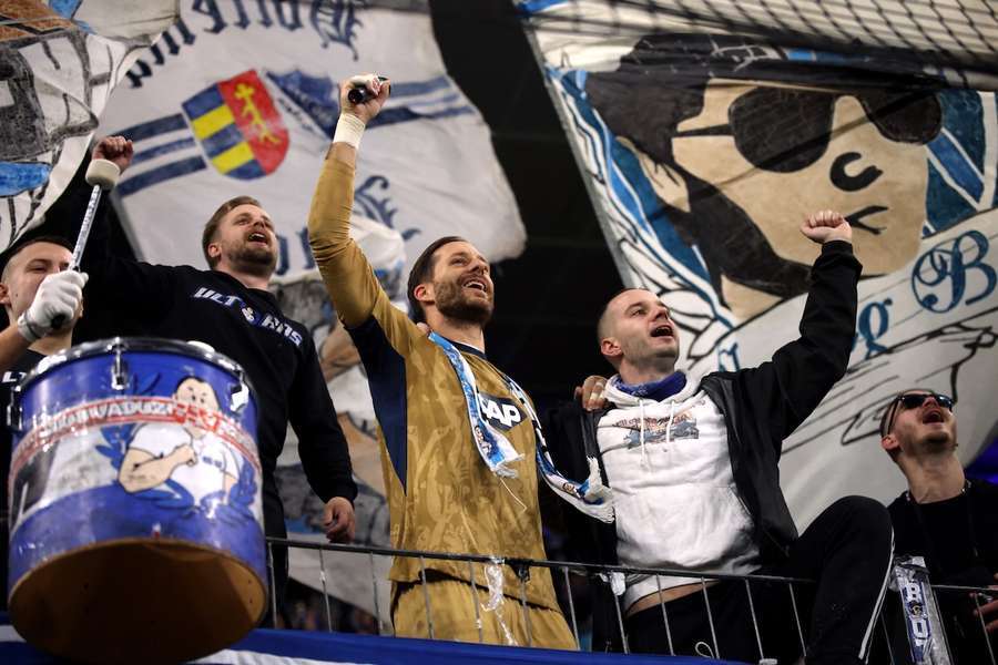 Kapitän Oliver Baumann (M.) feiert mit den Hoffenheimer Fans nach dem Sieg gegen den FC Augsburg.