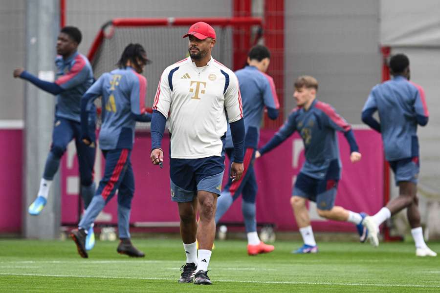 Kompany podczas treningu Bayernu Monachium.