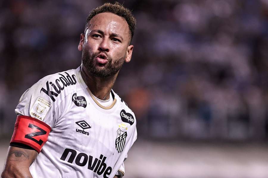Neymar está à disposição de Cuca para enfrentar o Corinthians