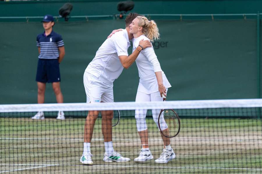 Kateřina Siniaková a Sem Verbeek postoupili do finále wimbledonského mixu.