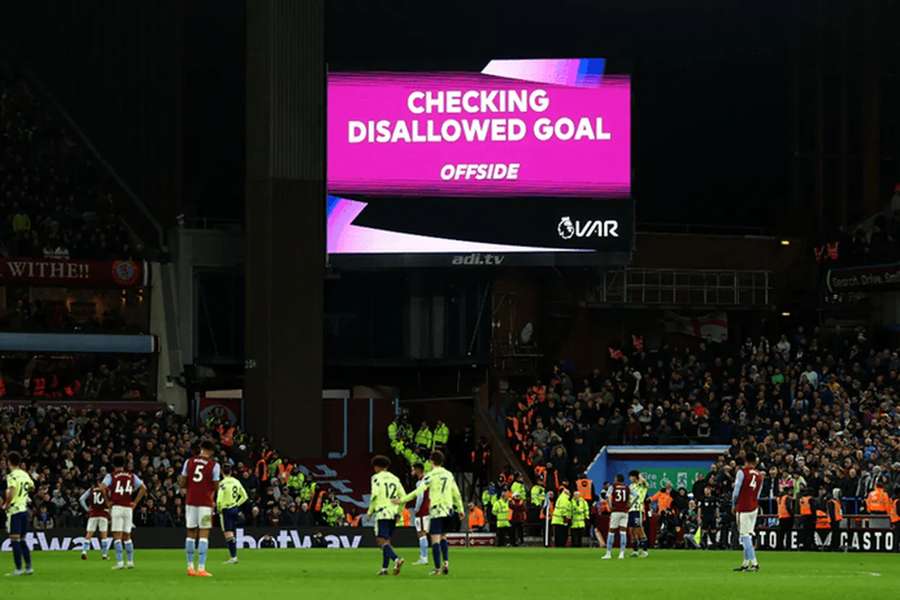 Liga Inglesa afasta-se (para já) do VAR Liga Inglesa afasta-se (para já) do VAR