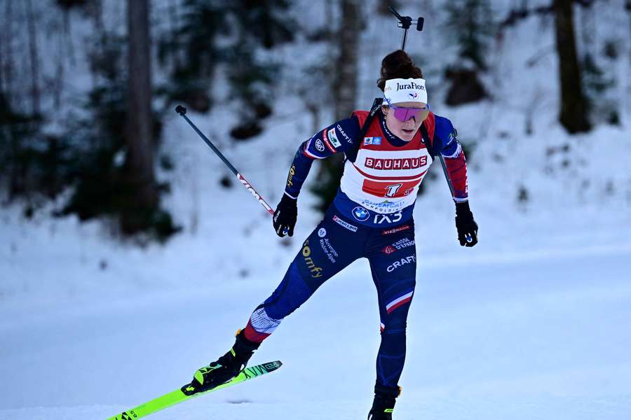 Lou Jeanmonnot et les Bleues au pied du podium.