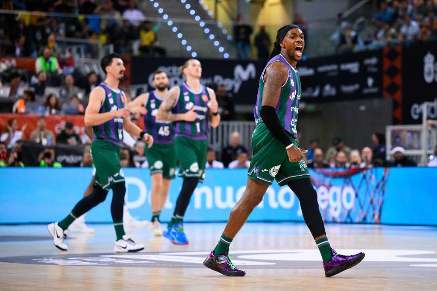 Kendrick Perry, celebra una canasta con Djedovic, Osetkowski y Kravish en segundo plano