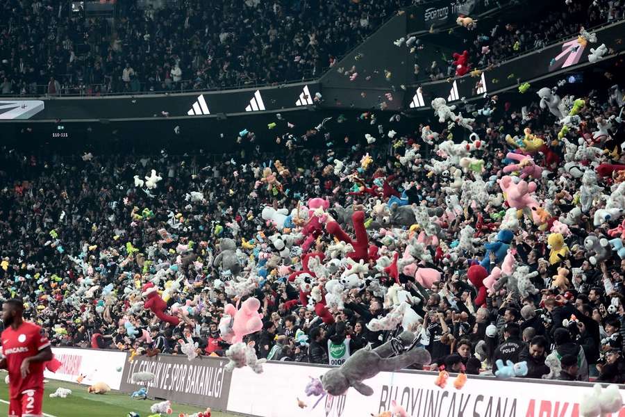 Besiktas-Fans werfen Stofftiere aufs Feld