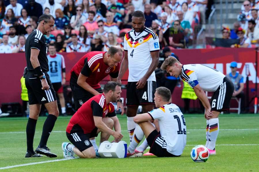 Nico Schlotterbeck foi atendido em campo