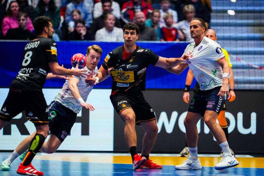 Agustín Casado y Javi Rodríguez, ante Kristjan Bjornsen