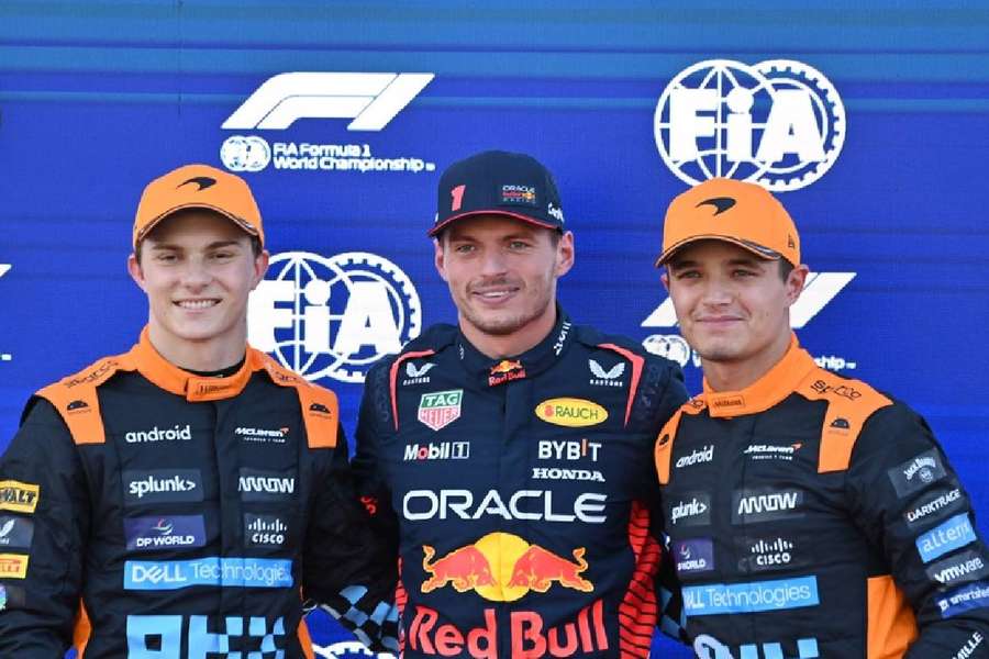 Max Verstappen la Suzuka alături de Oscar Piastri și Lando Norris după sesiunea de calificări Max Verstappen la Suzuka alături de Oscar Piastri și Lando Norris după sesiunea de calificări