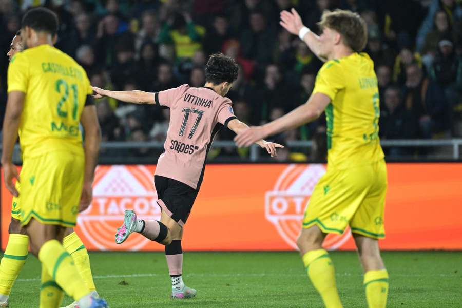 Vitinha celebra pelo PSG
