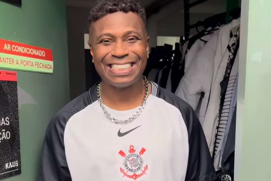 Edilson com a nova camisa do Timão em postagem nas redes sociais