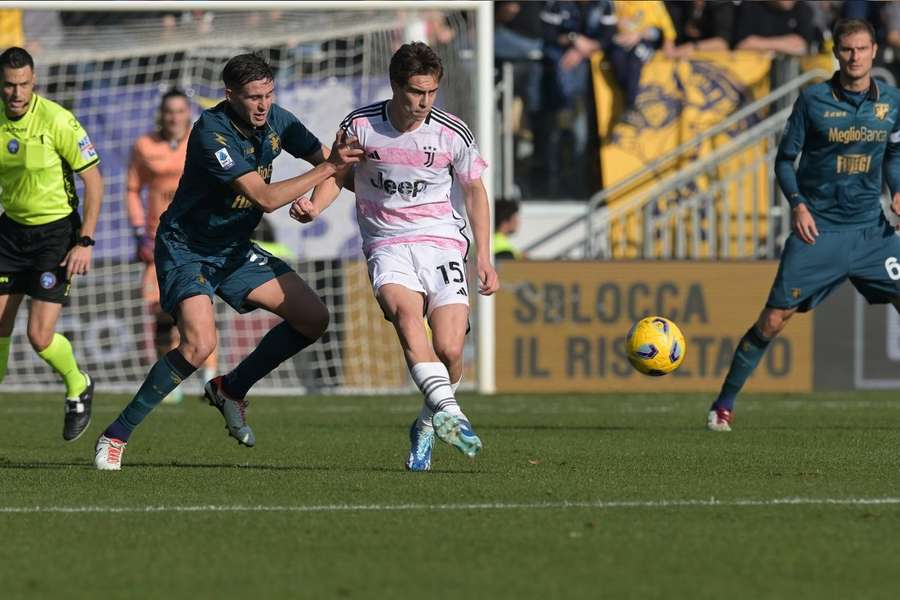 Italian referee Michael Fabbri talks to Juventus' Dutch midfielder Teun Koopmeiners as he books him