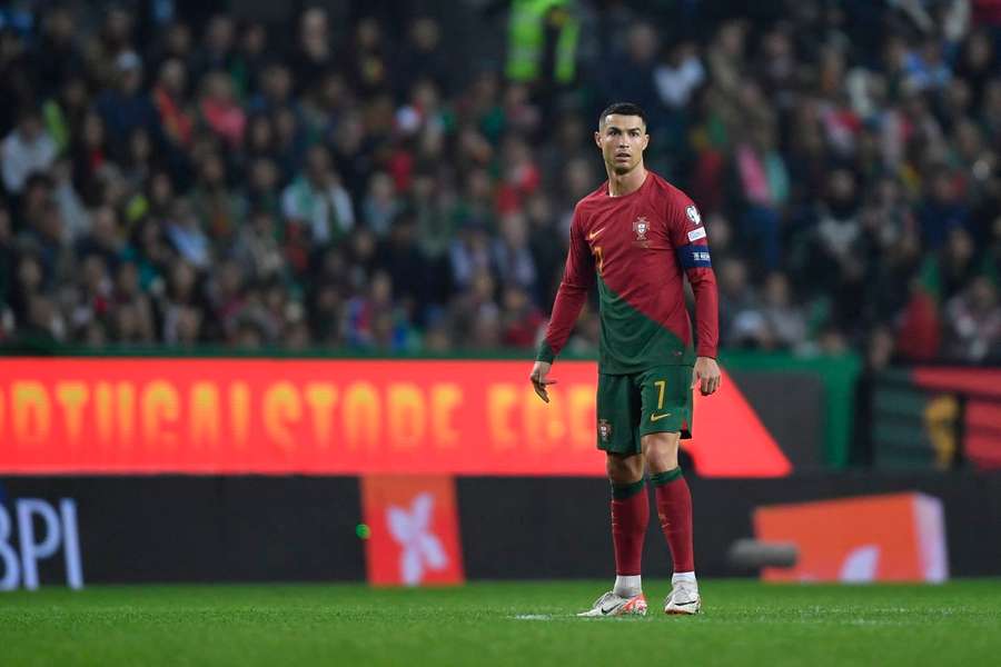 Ronaldo junta-se ao grupo na preparação para o estágio do jogo com a Eslovénia