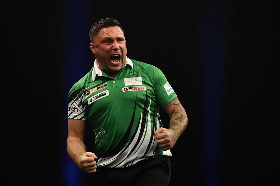 Gerwyn Price celebra a sua primeira vitória do dia
