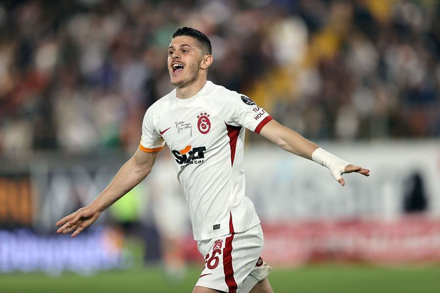 Pedro Pereira e Ivan Cavaleiro derrotados pelo Galatasaray de Sérgio Oliveira (1-4)