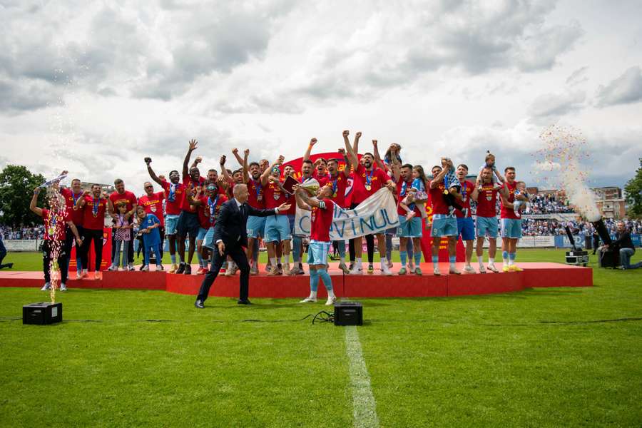 Corvinul revine în Superliga României după 34 de ani Corvinul revine în Superliga României după 34 de ani