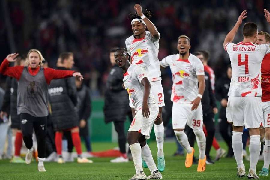 Jogadores do Leipzig comemoram vitória na semifinal sobre o Freiburg