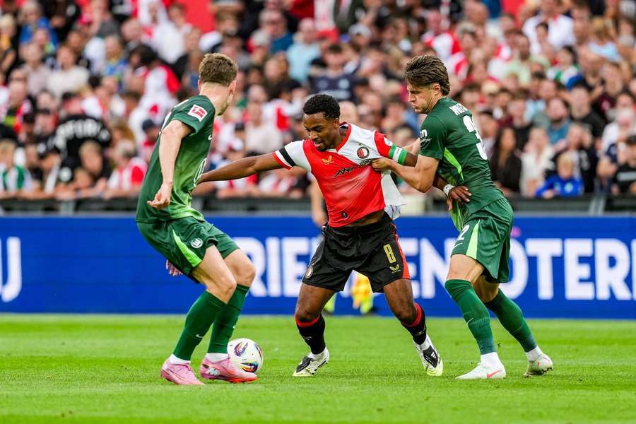 Feyenoords Timber (M.) wird von zwei Wolfsburgern in die Zange genommen