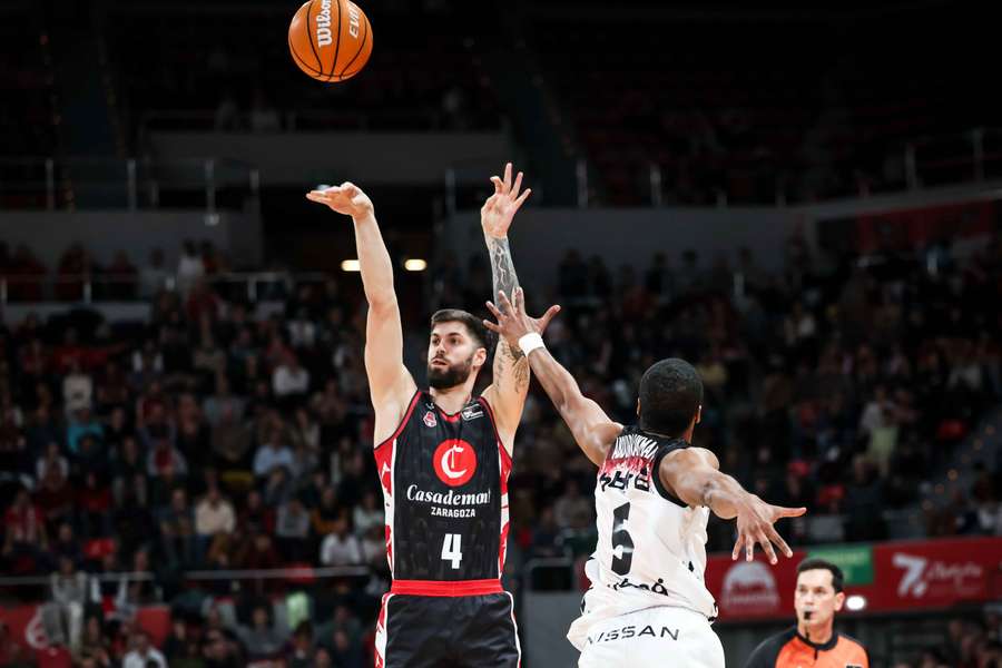 Santi Yusta intenta un tiro exterior durante el Zaragoza-Bilbao