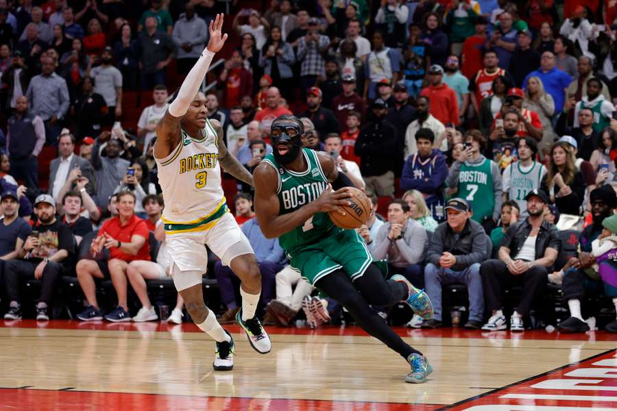 Jaylen Brown, der immer noch mit Maske spielt, konnte trotz seines Saisonhochs von 43 Punkten die überraschende Niederlage der Celtics nicht verhindern.