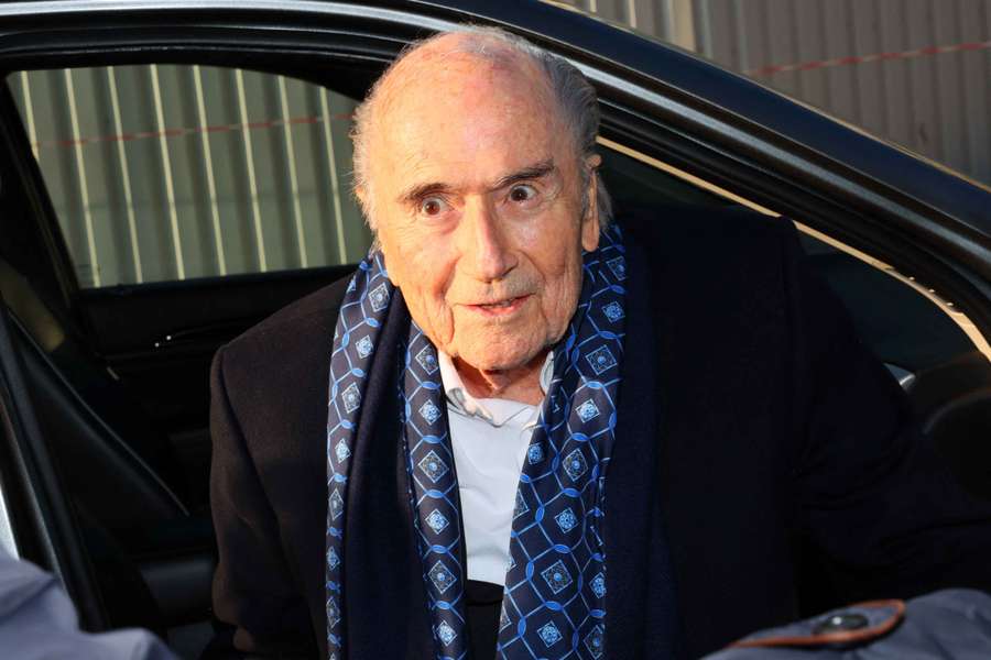 El ex presidente de la FIFA Blatter llega al tribunal 