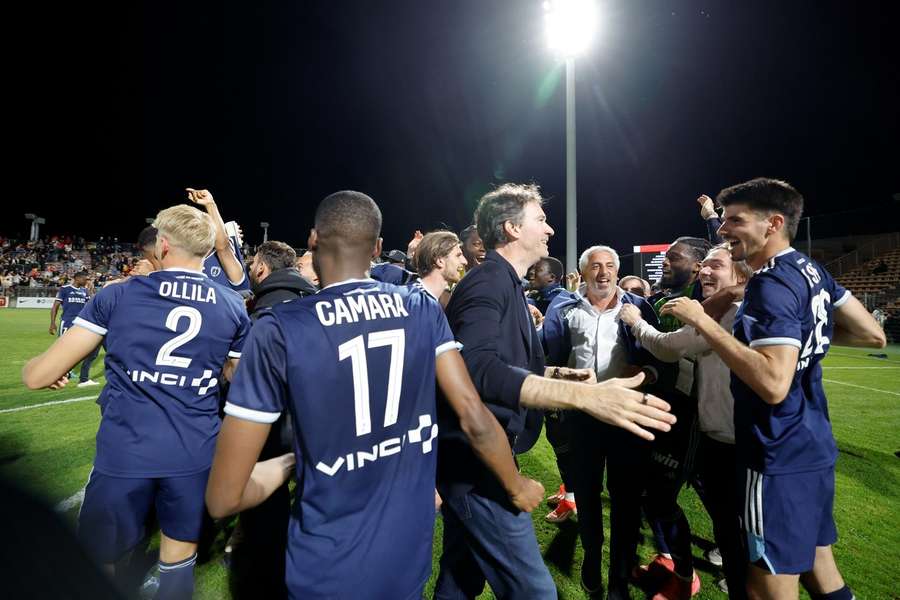 Antoine Arnault et les joueurs du PFC célébrant la montée vendredi.
