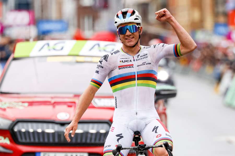 Evenepoel komt solo binnen in Luik Evenepoel komt solo binnen in Luik