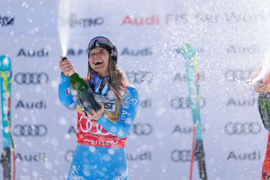 SkiFlash: McGrath gewinnt Hundertstelkrimi, Pirovano dominiert im Val di Fassa