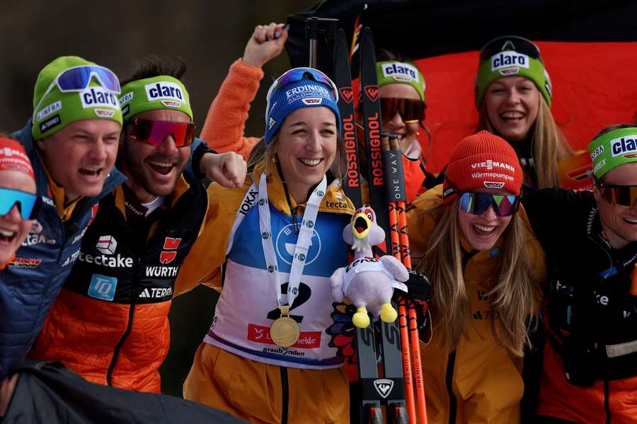 Franziska Preuß (M.) feiert den Titel in der WM-Verfolgung.