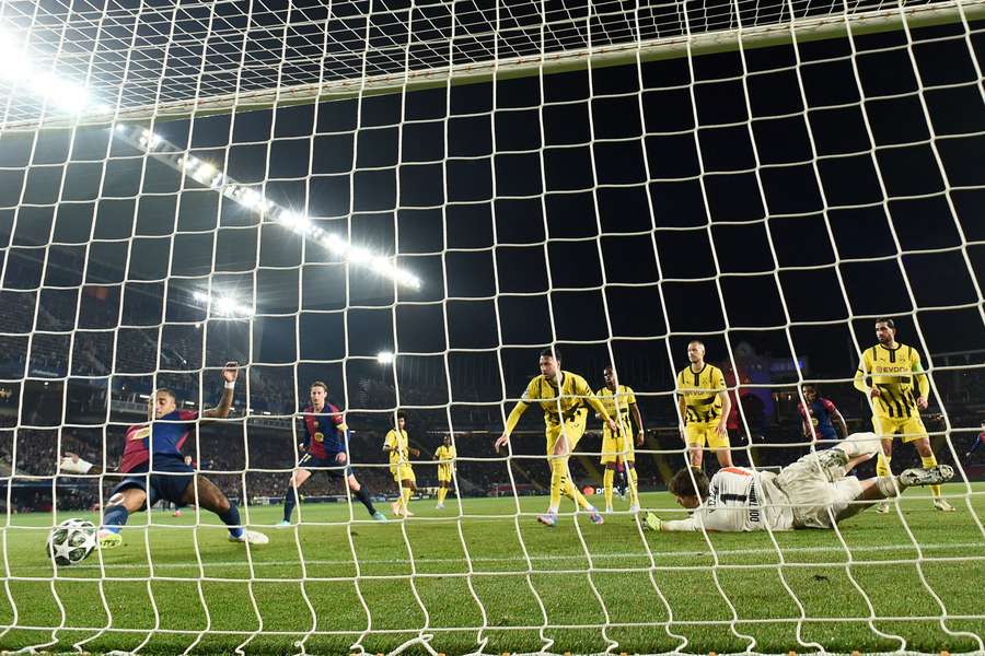 Raphinha, en el momento de marcar el 1-0