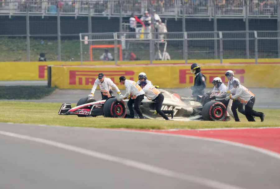 Hülkenbergs Bolide wird von der Strecke geschoben