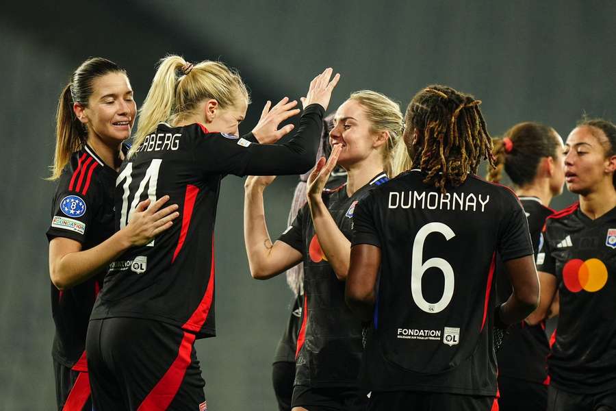 Jogadoras do Lyon celebram triunfo