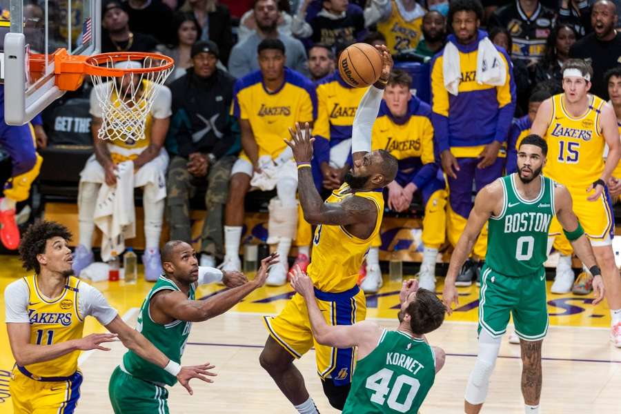LeBron, directo al aro.
