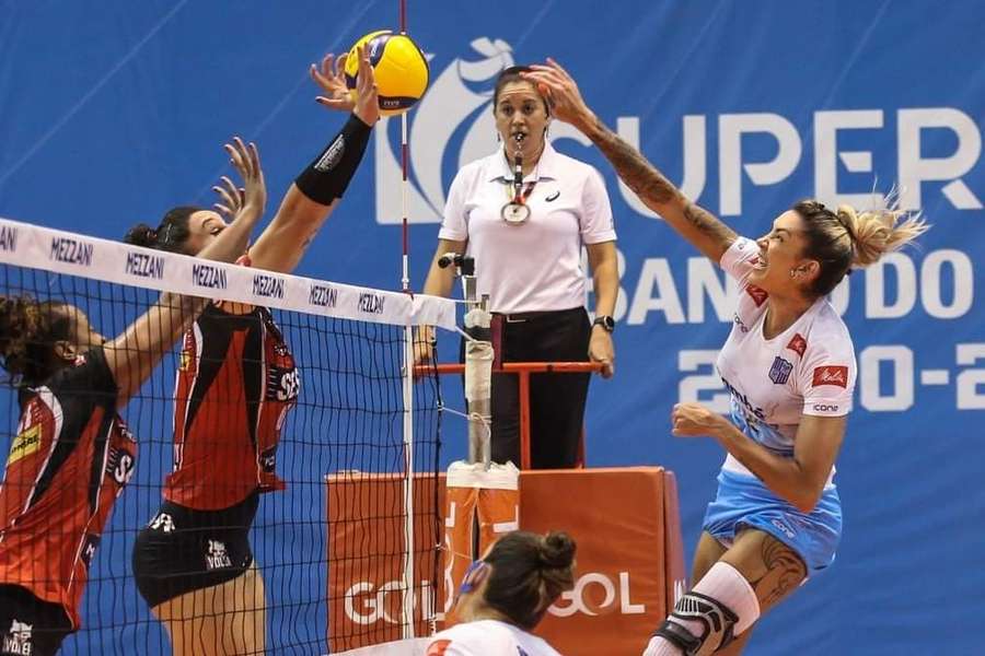 Arbitragem apimenta clássico, Brasil perde para Cuba e encontra Bulgária -  27/09/2010 - UOL Esporte - Vôlei