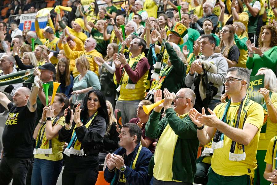 Levickí basketbalisti mali v Bratislave domácu podporu.