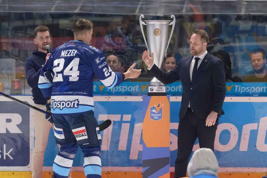 Mezei preberá trofej.