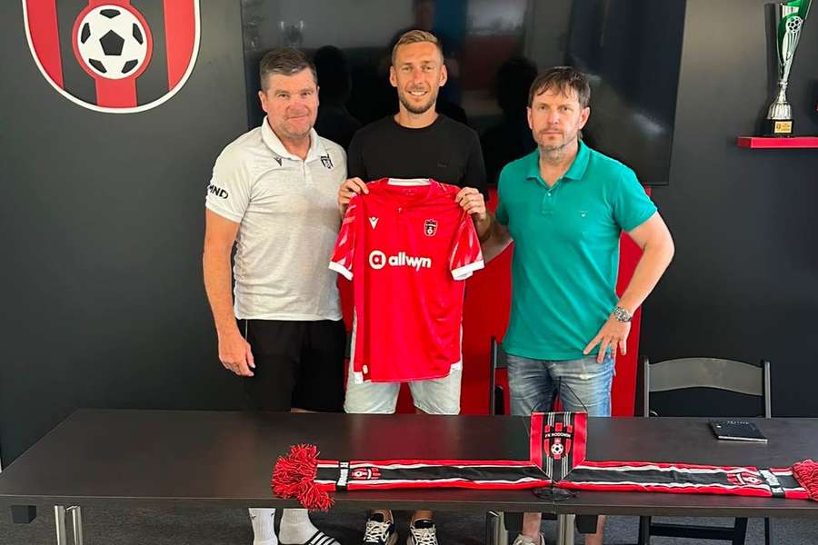 Ligový matador vyměnil Zlín za třetí ligu. A v Hodoníně se prý chystá i druhý husarský kousek Ligový matador vyměnil Zlín za třetí ligu. A v Hodoníně se prý chystá i druhý husarský kousek
