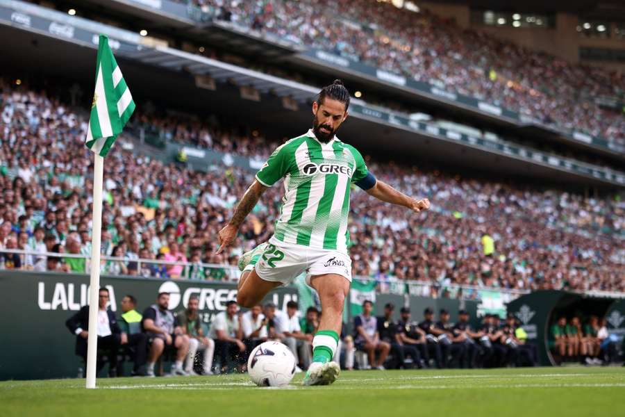 Isco saca un córner en Liga en La Cartuja