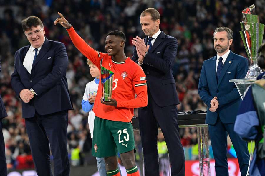 Nuno Mendes foi eleito o melhor em campo