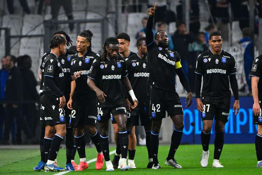 Les joueurs d’Auxerre célèbrent leur premier but lors du match de Ligue 1 entre l’Olympique de Marseille et l’AJ Auxerre, au stade Vélodrome à Marseille, le 8 novembre 2024.