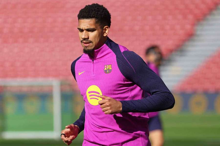 Stoperul uruguayan Ronald Araujo a revenit la antrenamentele Barcelonei
