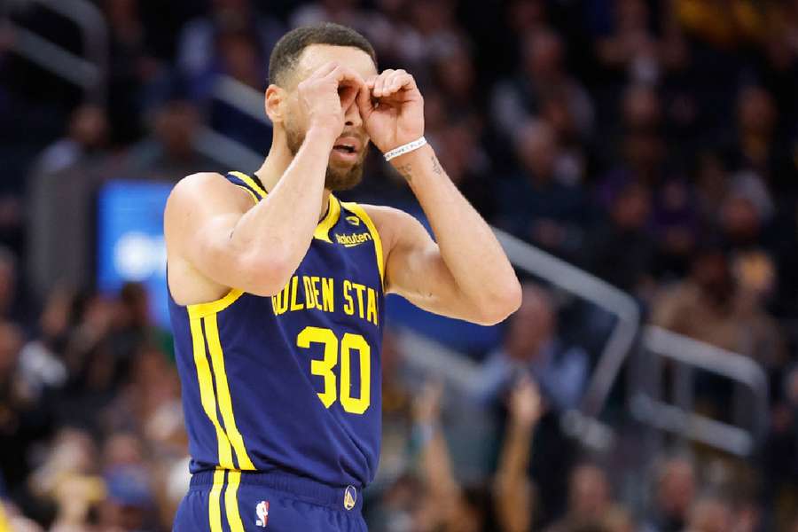Curry anotou 32 pontos na vitória dos Warriors em São Francisco