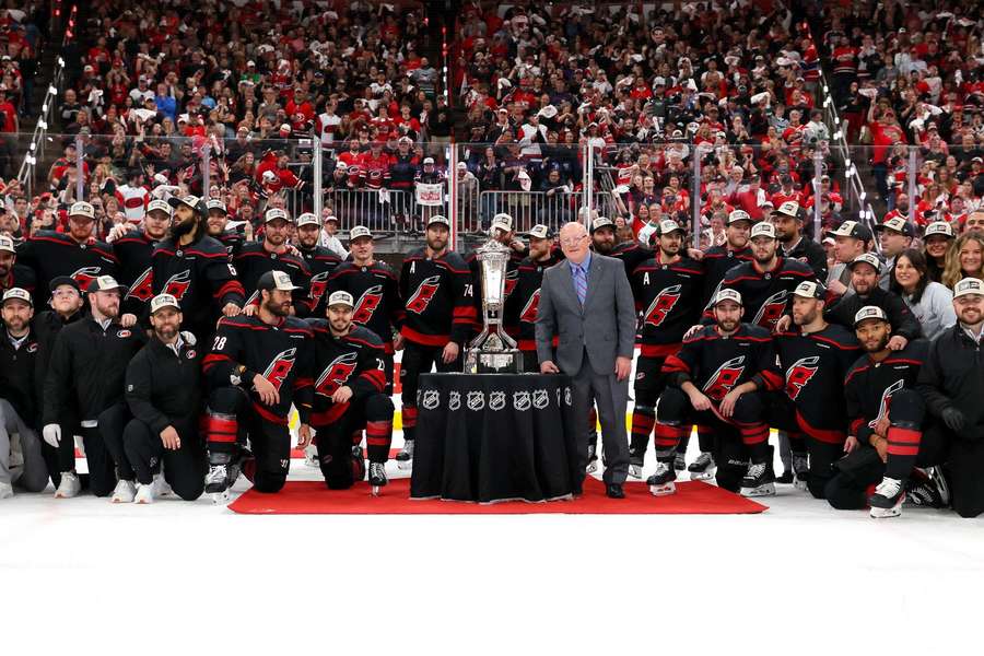 Carolina ovládla Východnú konferenciu NHL.