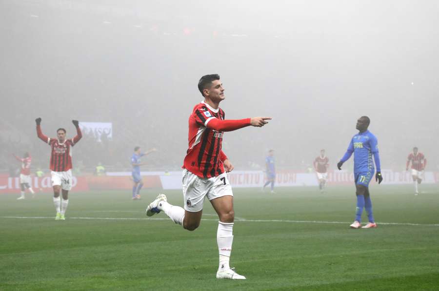 Morata celebra entre la niebla su gol dos meses después