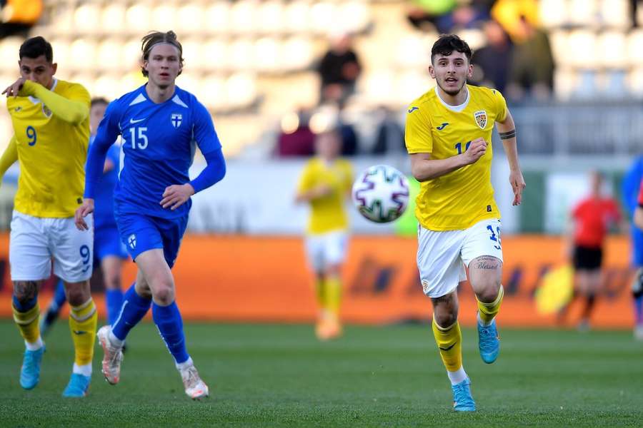 Ianis Stoica într-un meci pentru U21 cu Finlanda, în 2022