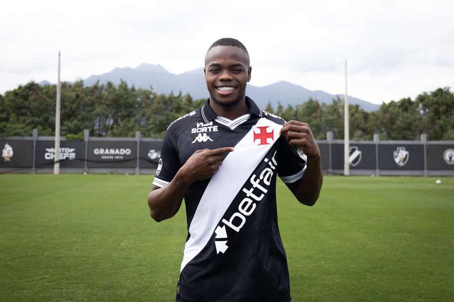 Andrés Gómez posa com a camisa de seu novo clube