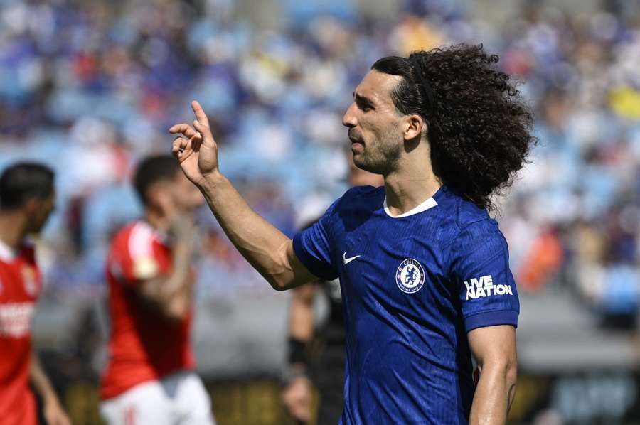 Cucurella no ve con malos ojos la estrategia de fichajes del Chelsea, aunque con matices