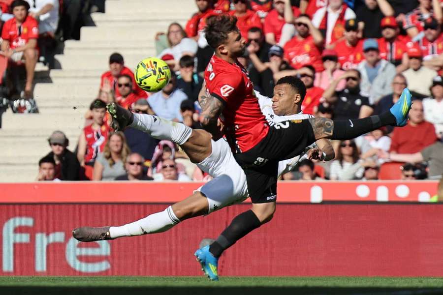 Il giocatore del Mallorca Pablo Maffeo sfida Mbappé
