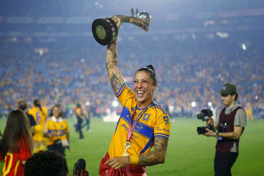 Jenni Hermoso levanta el título