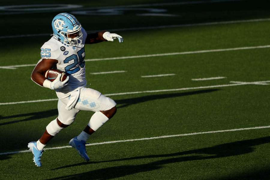 Javonte Williams durante a carreira no futebol americano universitário Javonte Williams durante a carreira no futebol americano universitário