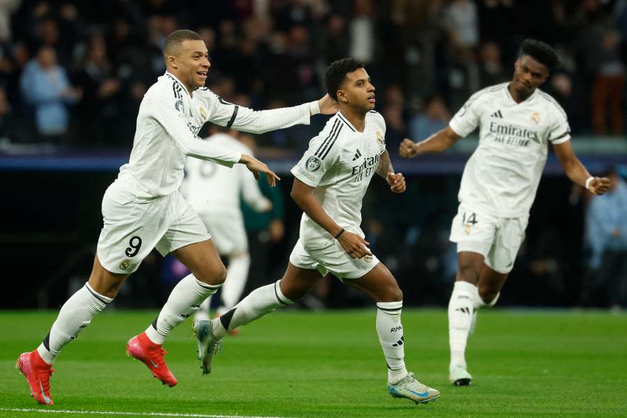 Rodrygo é celebrado por Mbappé, segundo jogador mais jovem a atingir 25 gols em Champions League Rodrygo é celebrado por Mbappé, segundo jogador mais jovem a atingir 25 gols em Champions League